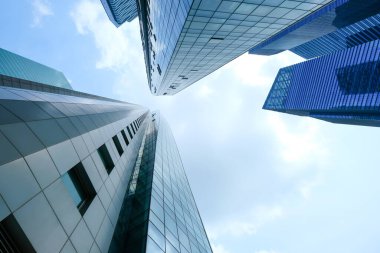 Singapur finans binalarının sabahları düşük açılı görüntüsü 