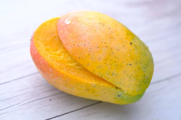 Zbliżenie dojrzałego mango na białym tle. — Zdjęcie stockowe
