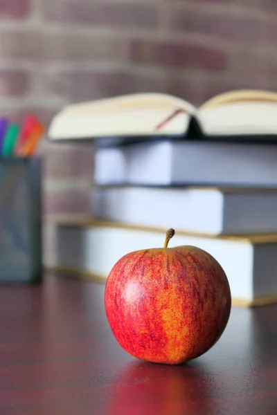 Pomme sur table avec pile de livre sur le bureau. retour à l'école — Photo