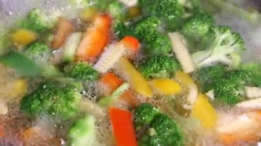 (Onlara) Kaynar sudan bir ziyafet, 