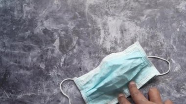 Yüz maskesi, kan testi tüpü ve siyah arka planda termometre kapat. 