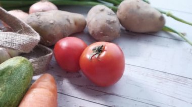 Kesme tahtasındaki taze sebzeleri kapatın. 