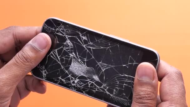 Man hand holding broken smart phone — Stock Video