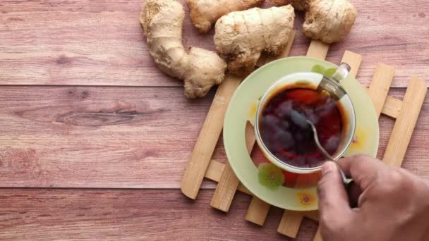 Thé vert avec gingembre sur la table, vue sur le dessus — Video