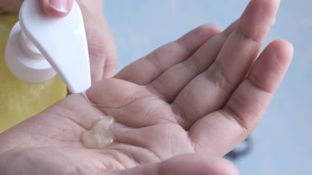 Kvinnliga händer med handdesinfektionsmedel, närbild — Stockvideo