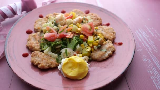 Nahaufnahme von Salat und Thunfisch auf Teller mit Hantel auf dem Tisch — Stockvideo