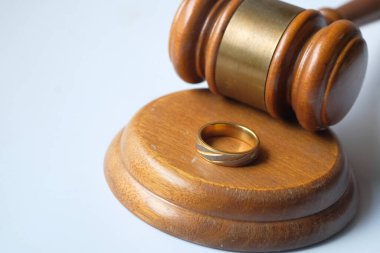 Boşanma konseptiyle tokmak ve alyans.