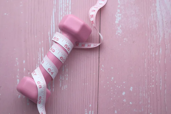 Bovenaanzicht van roze kleur halter meetlint. — Stockfoto