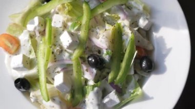 Taze Yunan salatası - beyaz peynir, domates, marul, siyah zeytin ve soğan.