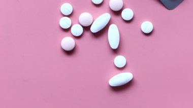 Oink arka planına dökülen beyaz hapları kapat. 