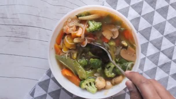Овощной суп в луке на столе, вид сверху . — стоковое видео