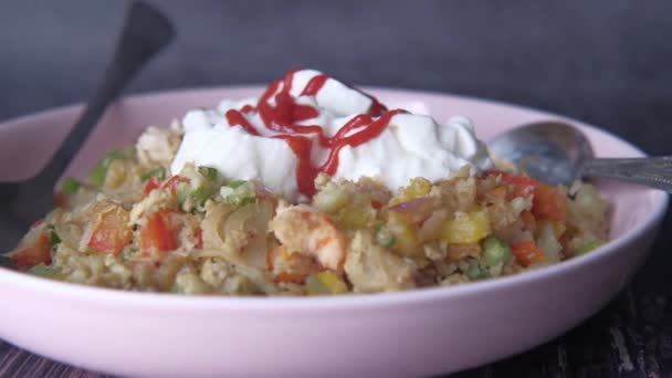 Nahaufnahme von Salat und Thunfisch auf Teller mit Hantel auf dem Tisch — Stockvideo