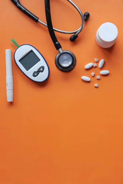 Vércukorszint mérése cukorbetegség, tabletták és sztetoszkóp — Stock Fotó