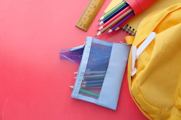 De vuelta al concepto escolar. Mochila con útiles escolares — Foto de Stock