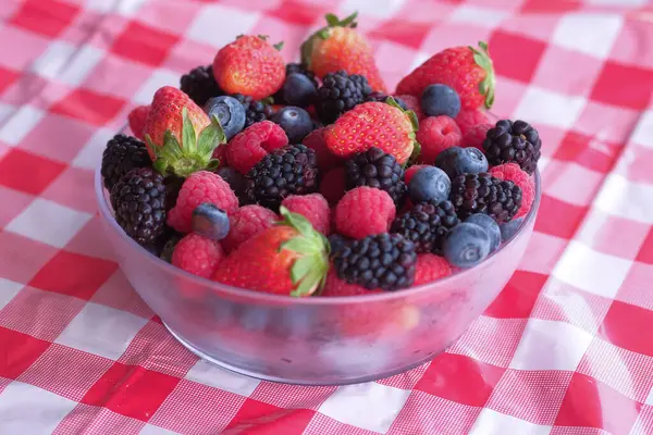 Frische Beerenfrüchte in einer Schüssel auf dem Tisch — Stockfoto