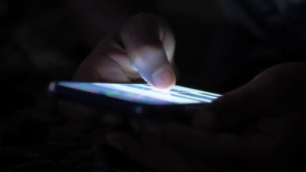 Detailní záběr žen používat chytrý telefon — Stock video