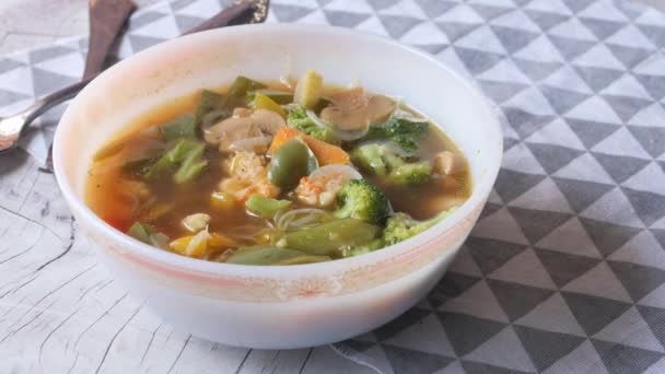 Sopa de verduras en un arco sobre la mesa, vista superior . — Vídeos de Stock