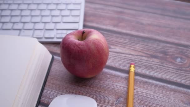 Concepto de volver a la escuela con manzana en la mesa o escritorio — Vídeo de stock