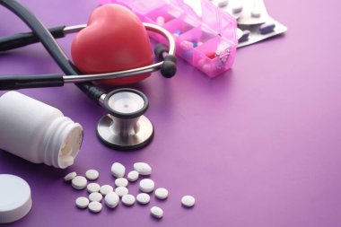 Hap, ilaç ve steteskop. Renkli geri gorund. Yakın çekim. 
