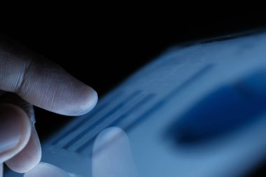 Dijital tablet üzerinde insan eli analiz grafiğini kapat 