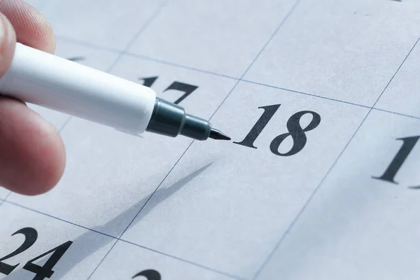 Mans main avec stylo marquage sur le calendrier, concept de date limite — Photo