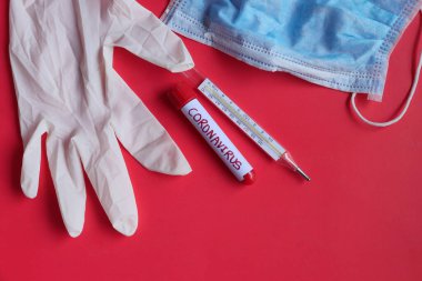 Coronavirus kan testi konsepti. Laboratuvarda ilaç ve test tüpleriyle üst görüş masası.