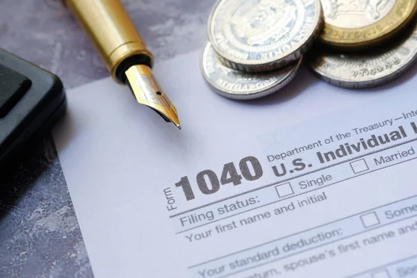 1040 formulário fiscal, instruções, caneta e calculadora . — Fotografia de Stock