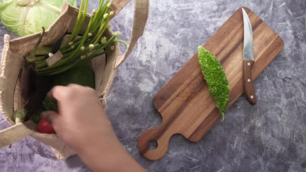 Coltello e tagliere in legno con erbe fresche . — Video Stock