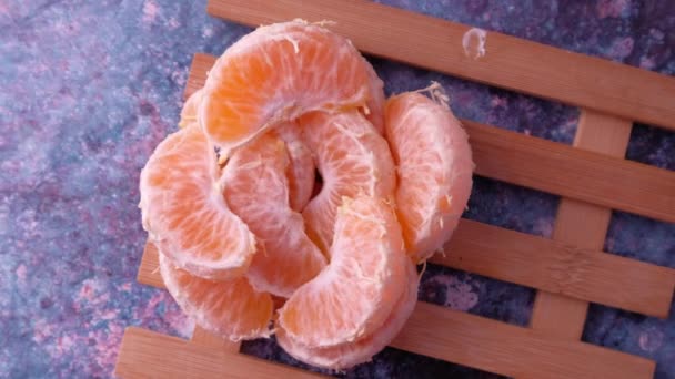 Rebanada de fruta naranja en la mesa, de cerca . — Vídeo de stock