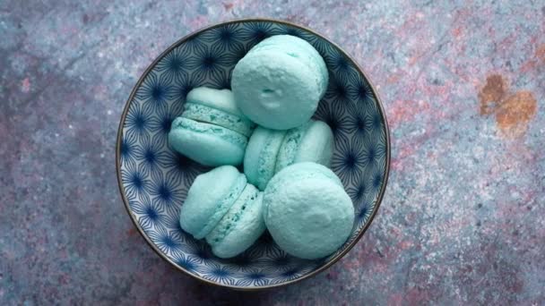 Close up of blue color macaroon in a bowl — Stock Video