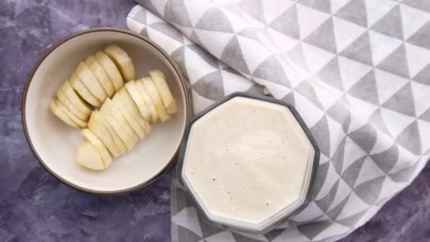 Milkshake med banan och havregryn, hälsosam frukost. — Stockvideo