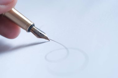 Dolma kalem imzalı erkek eli, kapat. 