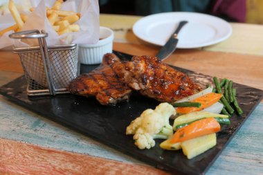 Taze soya fasulyesi, kızarmış patates ve fasulye ezmesi. ,