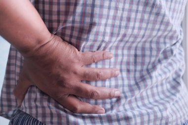 Spor sakatlığı, sırt ağrısı olan adam, yakın çekim. 