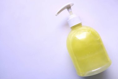 El hijyeni için el dezenfektanı jeli beyaza izole edilmiş. 