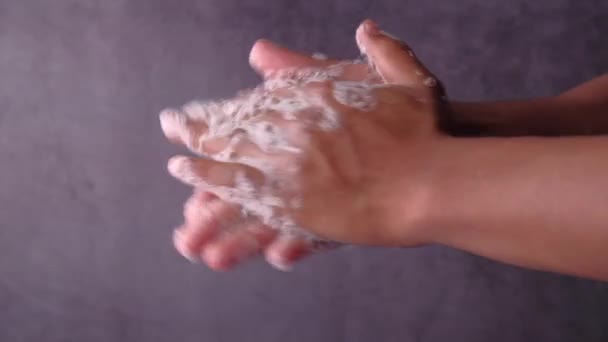 Coronavirus prevenzione pandemica lavarsi le mani con acqua tiepida sapone — Video Stock