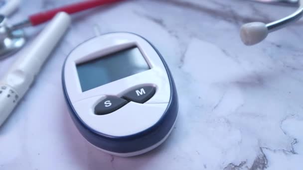 Измерение уровня сахара в крови при диабете, таблетках и стетоскопе — стоковое видео