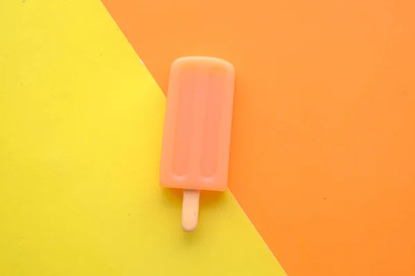 Вид зверху апельсинове морозиво на кольоровому фоні . — стокове фото