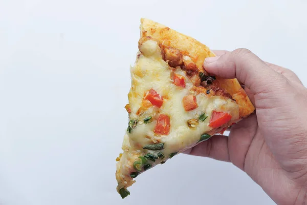 Mano tenendo fetta pizza isolata su sfondo bianco . — Foto Stock