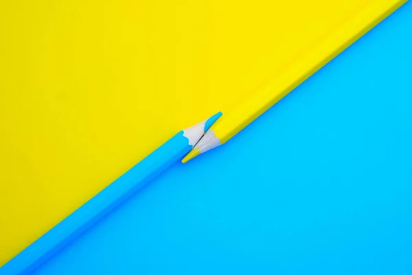 Vista superior de lápis de cor no fundo de cor — Fotografia de Stock