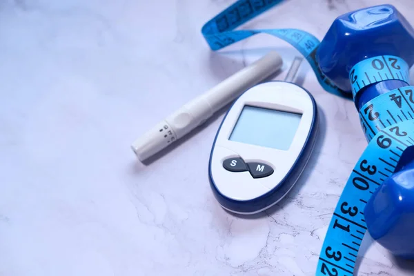  Diyabet için kan şekeri ölçümü, beyaz üzerine dambıl 