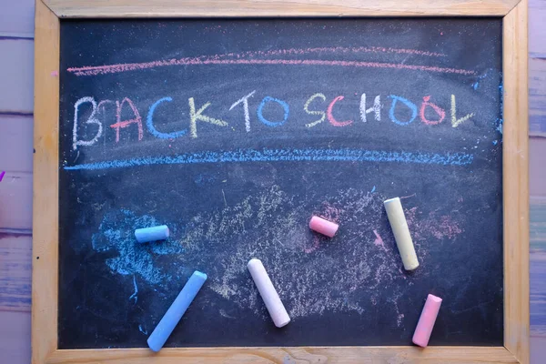 Concept de retour à l'école avec craie et tableau noir — Photo