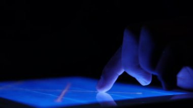 Dijital tablet üzerinde insan eli analiz grafiğini kapat 