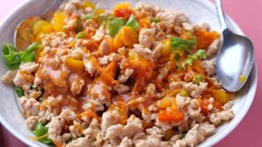 Salata ve tabakta ton balığı ve halterli masayı kapat. 