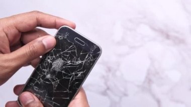 Kırık akıllı telefon ahşap masa. 