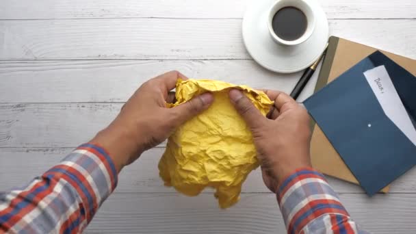 Homem mão segurando bola de papel amassada — Vídeo de Stock