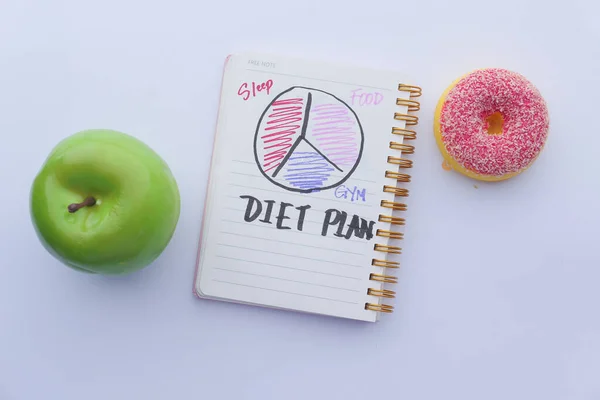Ernährungsplan, Menü oder Programm, Apfel und Donuts auf dem Tisch — Stockfoto