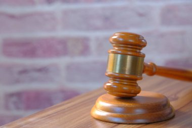 Tokmağı, kitabı ve kelepçeyi masaya kapatın. 