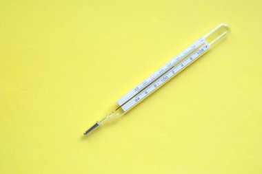 Sarı zemin üzerindeki termometrenin üst görünümü 