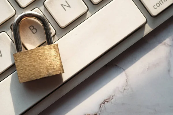 Concepto de seguridad cibernética, bloqueado y llave en el teclado del ordenador portátil . — Foto de Stock